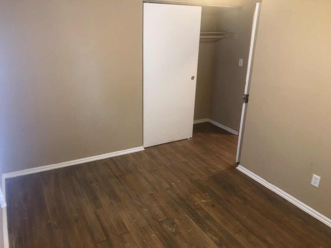 Building Photo - Three Bedroom Home Section 8 Accepted
