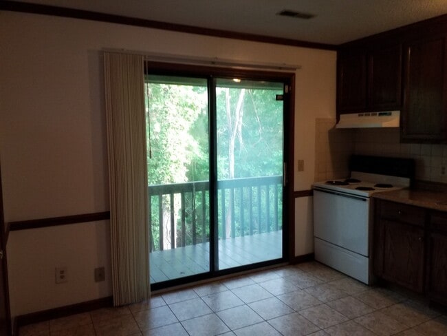 Building Photo - VISTA COURT!  2 Bedrooms/Lower Level Bonus...
