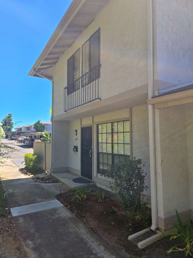 Foto del edificio - Spacious 3-bed, 2-bath condo is located in the heart of UTC, right on the UCSD bus line! It featu...