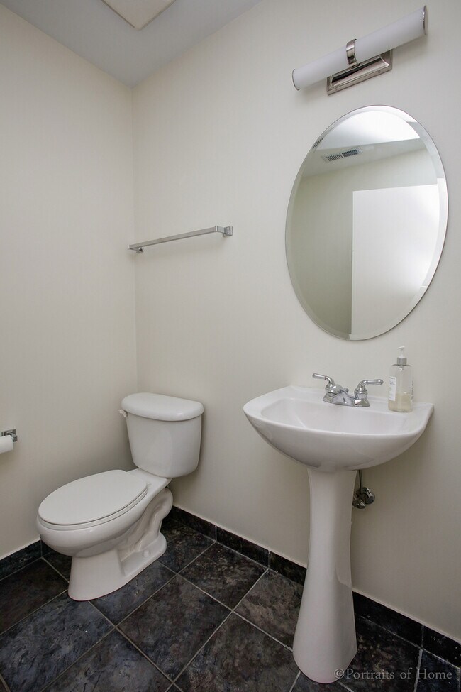 Foto del edificio - 1044 N Crosby St