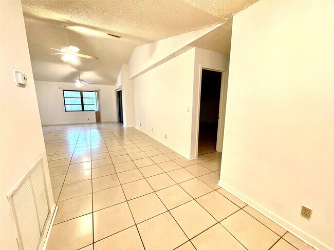 Foto del edificio - 9133 NW 48th St