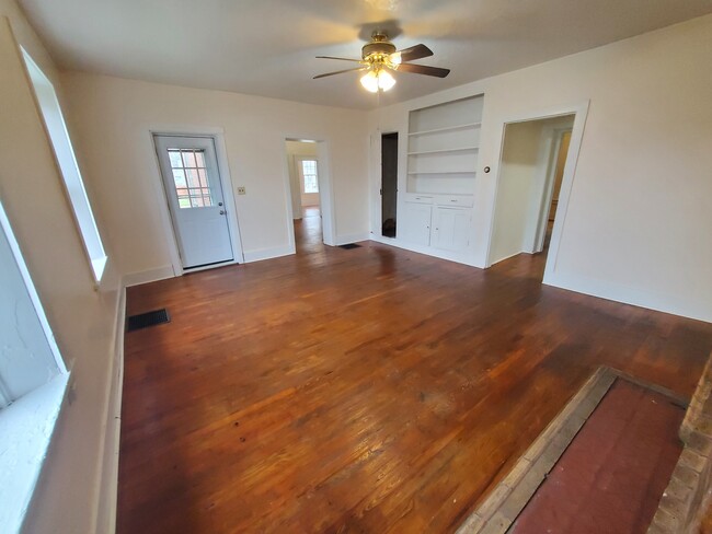 Dining Room - 905 W High St