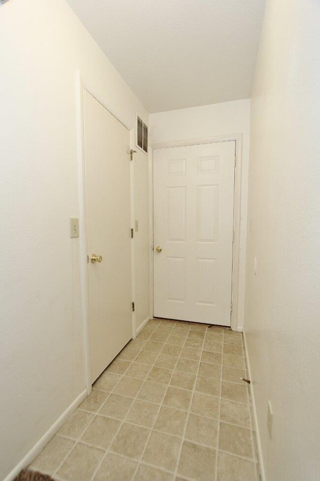 Building Photo - 639 N Moffatt Ave