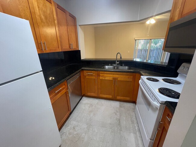 Building Photo - Pembroke Pines Paradise: Luxe 2-BR/2.5-Bat...