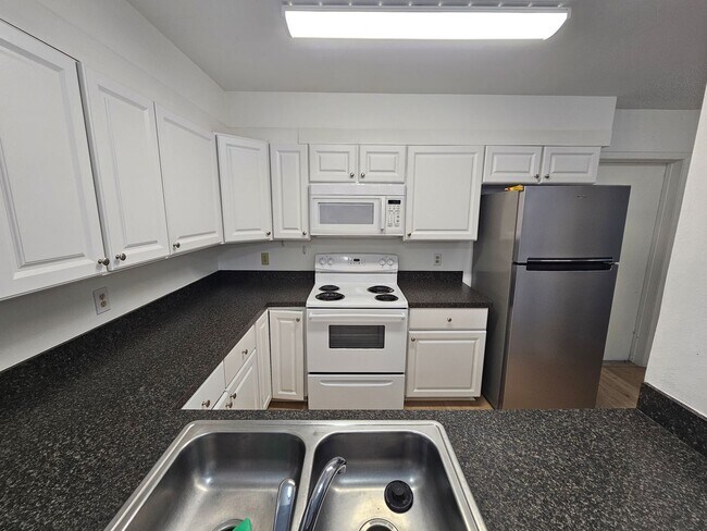 Foto del edificio - FABOULOUS 3 BEDROOM / 2.5 BATH / 2 CAR GARAGE HOME - WINTER SPRINGS (THE HIGHLANDS)