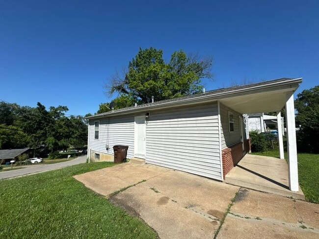 Building Photo - Beautifully updated corner home!