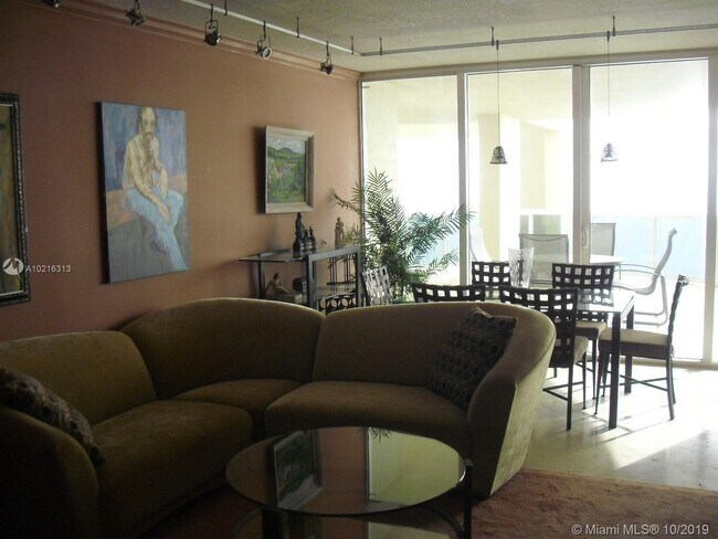 Foto del edificio - 17555 Collins Ave