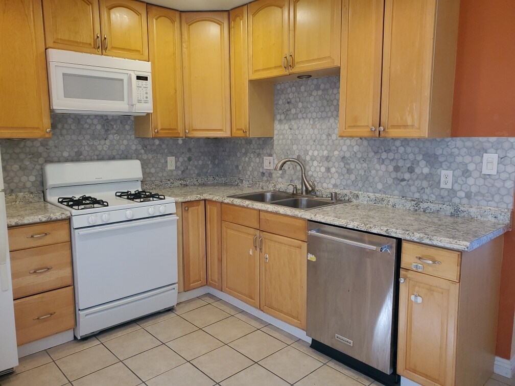 Primary Photo - 4885 Cole St