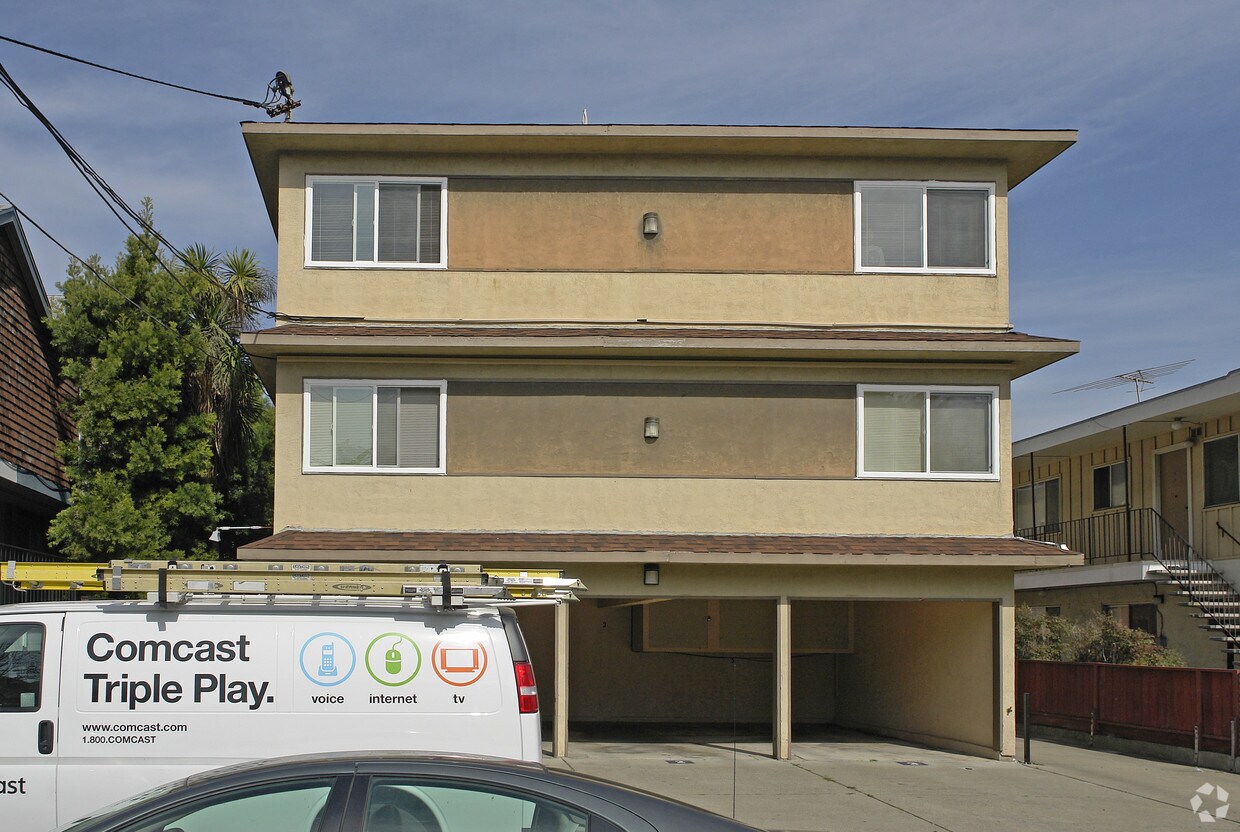 Building Photo - 2211 San Antonio Ave
