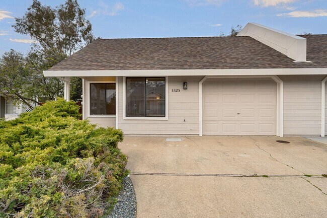 Building Photo - Updated 2 Bed, 2 Bath Duplex with Private Fenced Yard in Rescue!