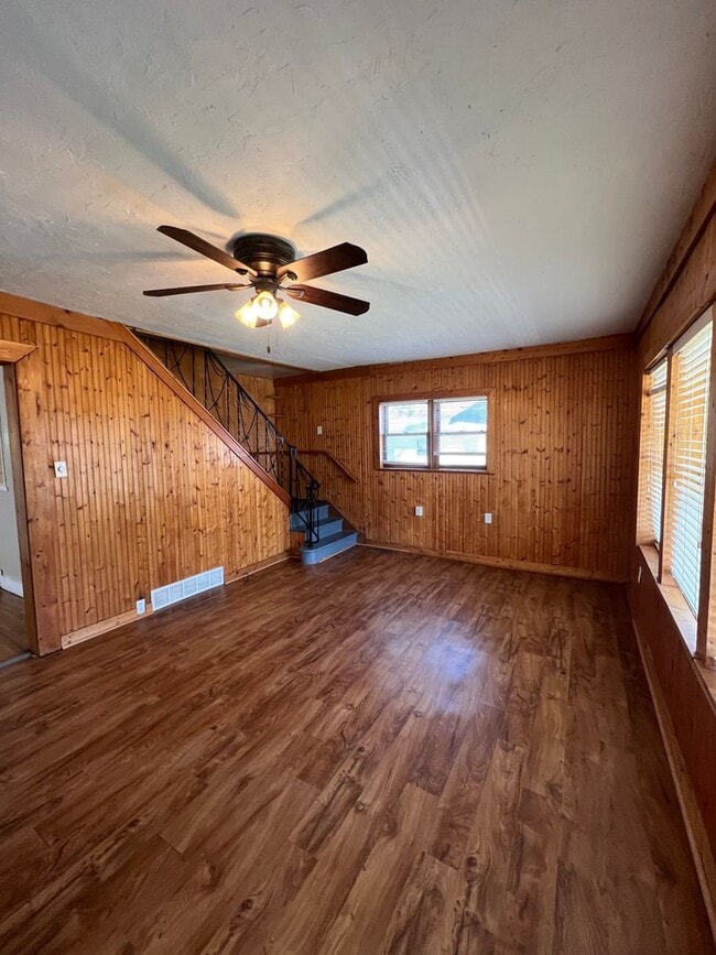Building Photo - Spacious 4 Bedroom Home - Graafschap