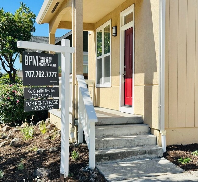 Building Photo - 749 Fresno Ave
