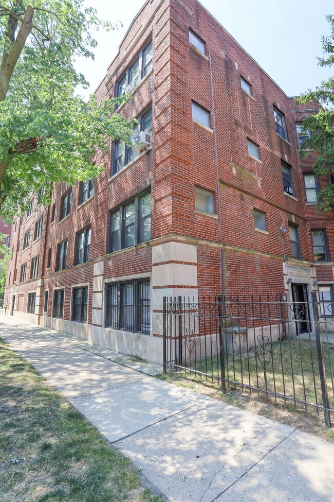 Building Photo - 7006 N Paulina St