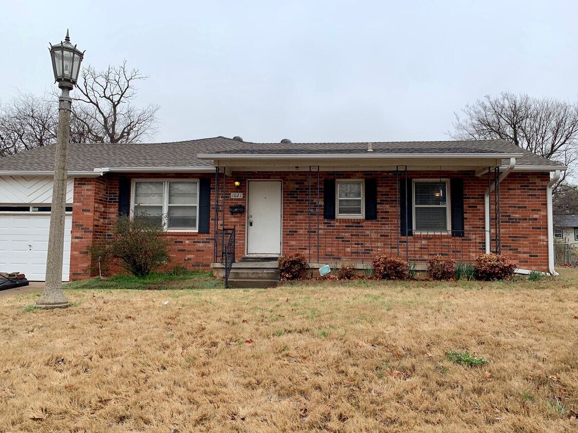 Primary Photo - 4 Bedroom 2 Bath Home in Midwest City