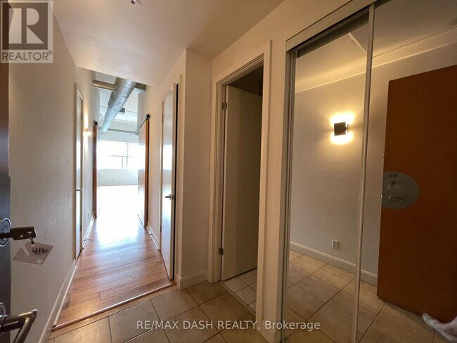 Photo du bâtiment - 700 King St W