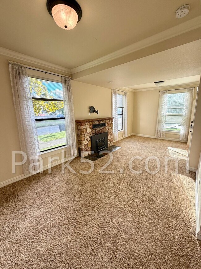 Foto del edificio - 1 Bedroom Unit in Tacoma Tri-Plex with Washer & Dryer!