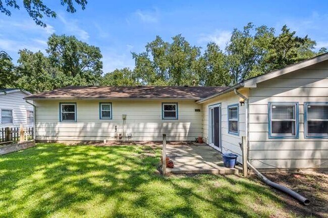 Building Photo - 2305 Glenoak Dr