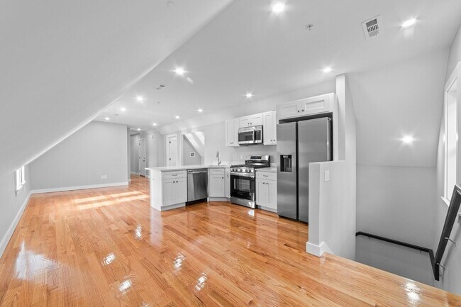 Building Photo - 376 Chestnut St