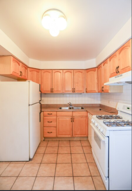 Building Photo - 5701 N Kimball Ave