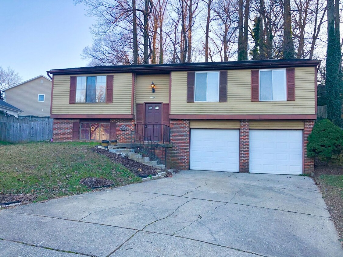 Primary Photo - Spacious 3 Bedroom Split Level Home in Cap...