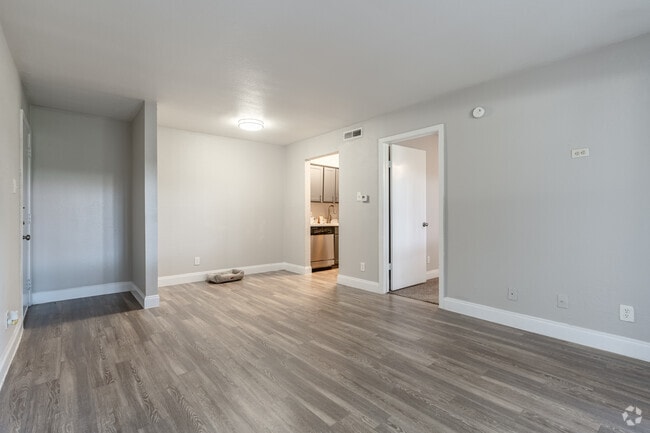1BR, 1BA - 561SF - Living Room - Flintridge Apartments