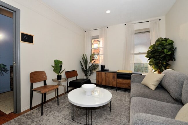 Foto del edificio - 348 W 38th St