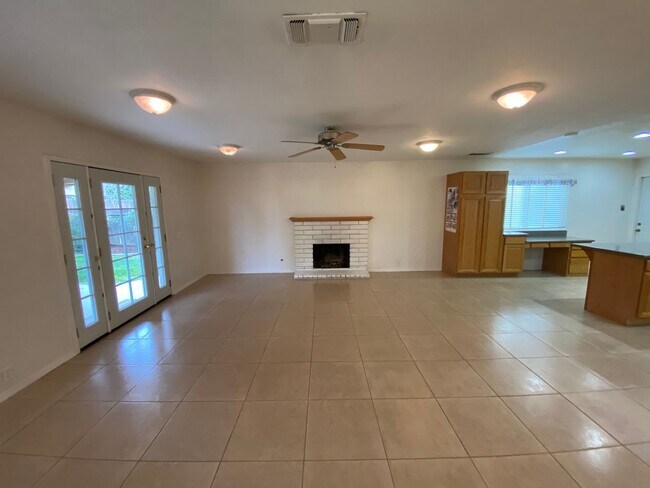 Foto del edificio - Spacious Visalia Home Available Now!