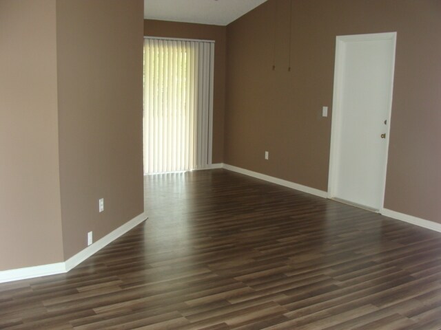 Building Photo - Cute 2 bedroom 1 Bath 1 Car garage Carole ...