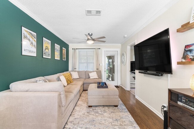Building Photo - East Hill Gem for Rent!