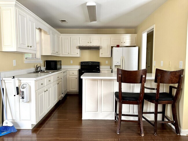 Foto del edificio - 109 Twin Oaks Ct
