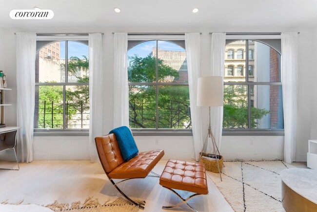 Foto del edificio - 228 W Broadway