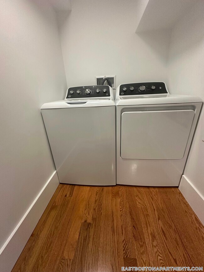 Building Photo - 118 Marginal St