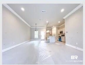 Building Photo - 6870 Summerset Dr