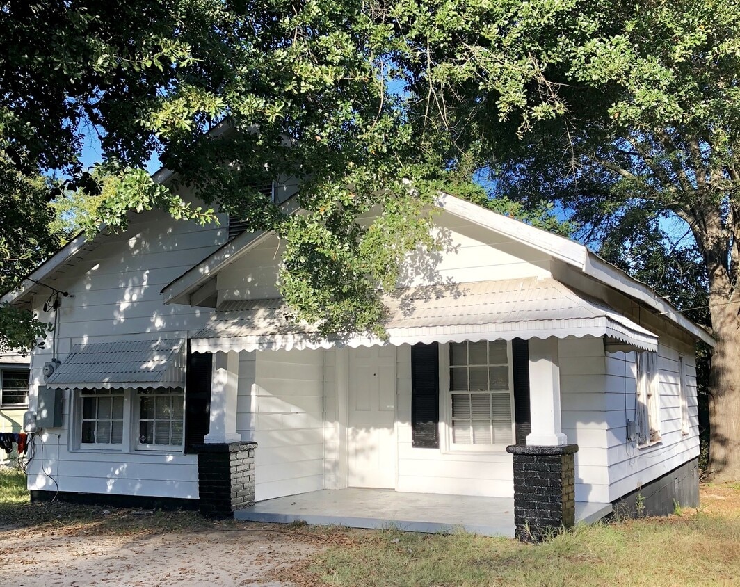 Foto principal - Cute 2 Bed/1 Bath HOUSE w/ yard!!