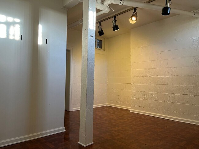 Foto del edificio - Large Affordable Basement Apartment