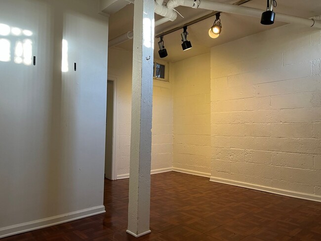 Building Photo - Large Affordable Basement Apartment