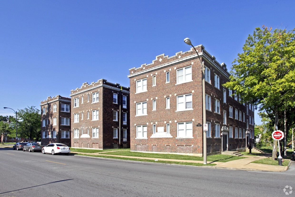 Primary Photo - Silverwood Apartments