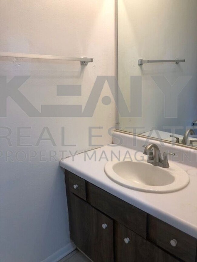 Building Photo - 407 Fox Run Ave