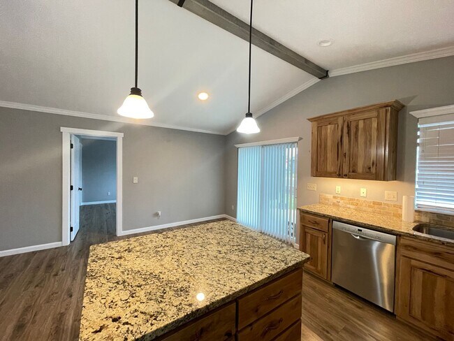 Foto del edificio - 3 bedroom 2 bathroom home located in Rathdrum