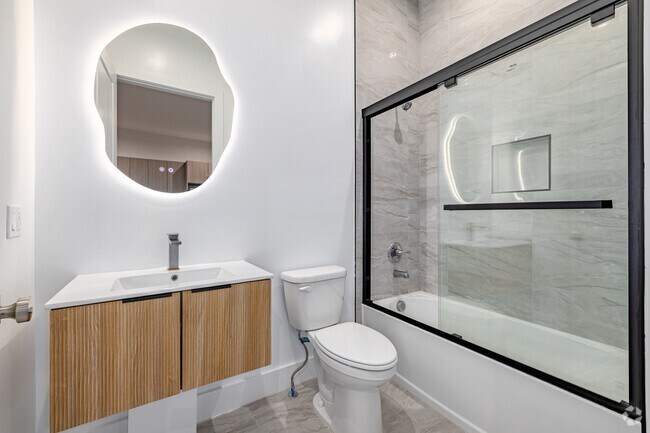 2 habitaciones, 1 baño - 1045 pies cuadrados - Baño - 684 Main Ave