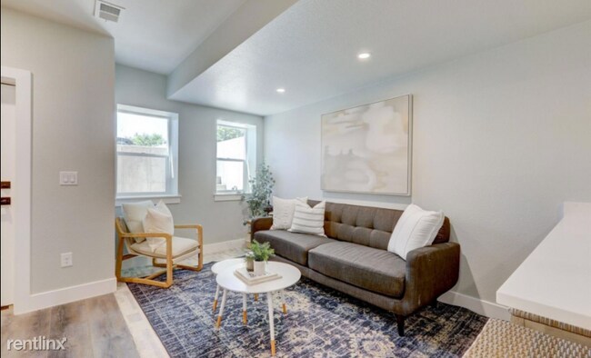 Building Photo - 1 br, 1 bath Townhome - 1318 Quitman St