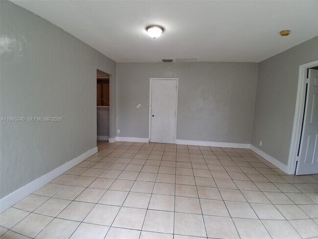 Foto del edificio - 880 NW 129th St