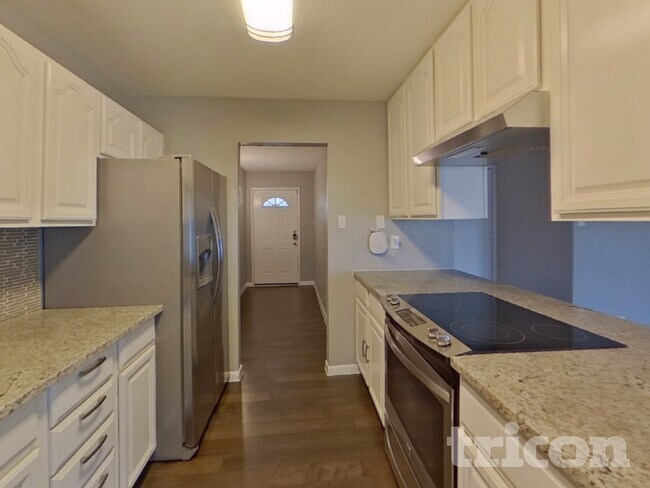 Foto del edificio - 6026 Lakecrest Dr