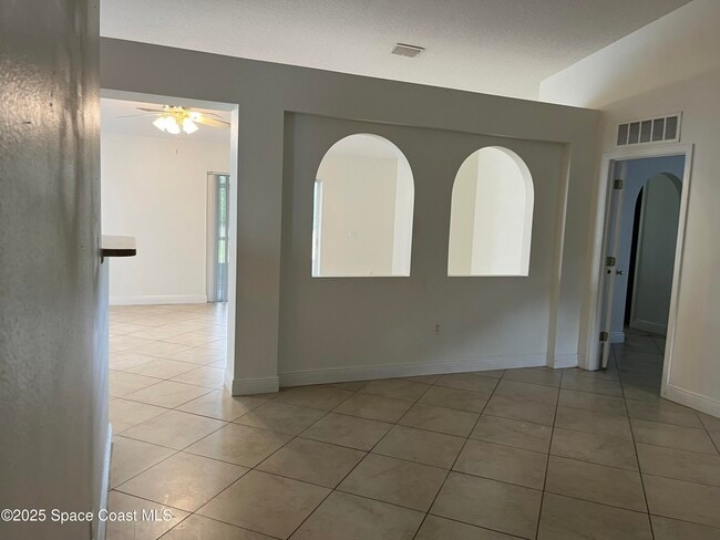 Building Photo - 707 Mason Dr