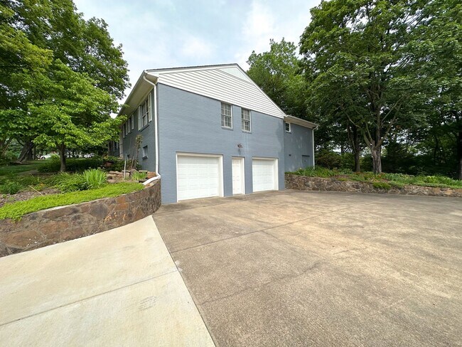 Building Photo - 3 Bedroom House: Walking Distance to Campu...