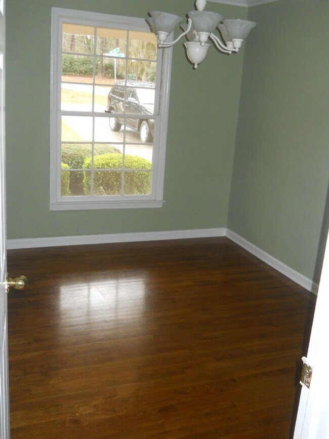 Building Photo - Cute home off Jerry Jones
