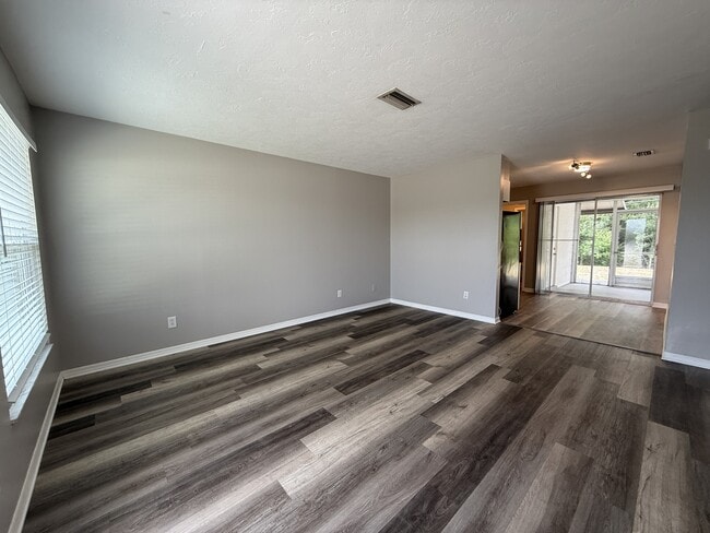 Foto del edificio - 464 Briarwood Rd