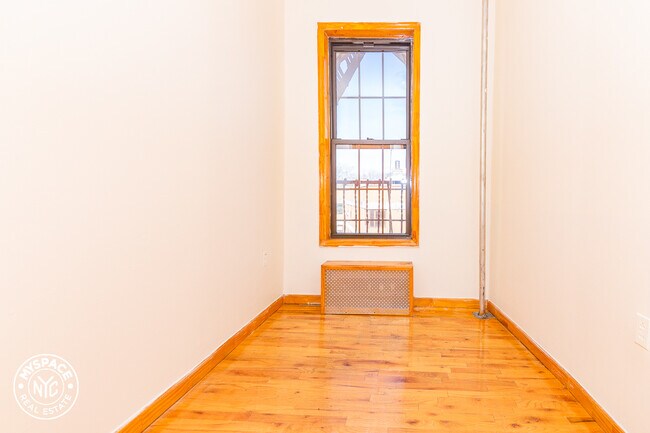 Building Photo - 206 Scholes St