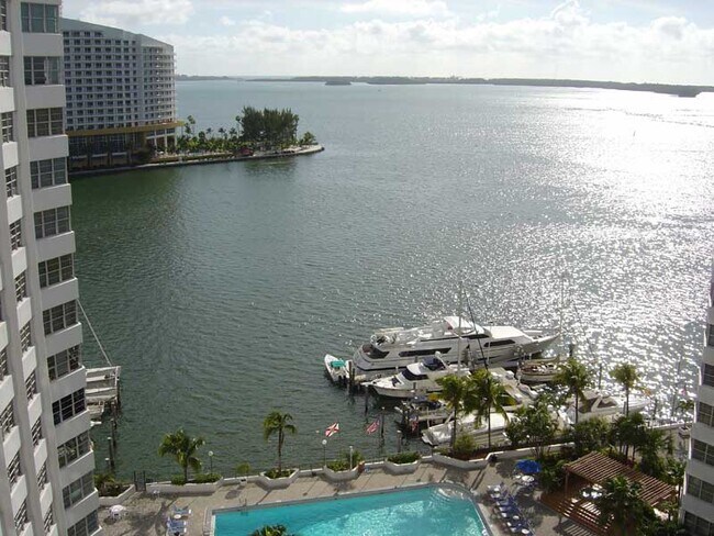 Foto del edificio - 825 Brickell Bay Dr