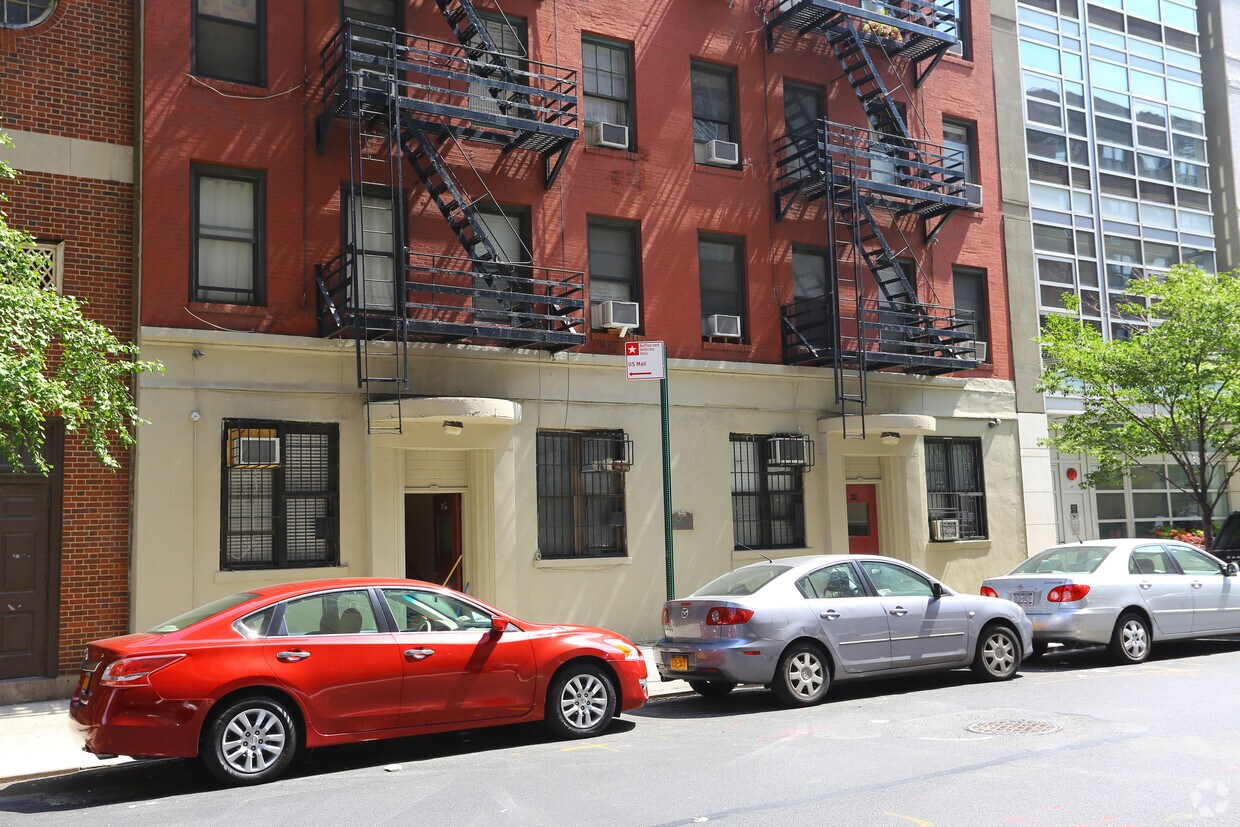 Foto del edificio - 213-215 W 18th St